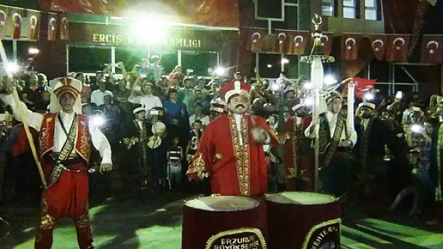 Mehteran Ercişlileri coşturdu