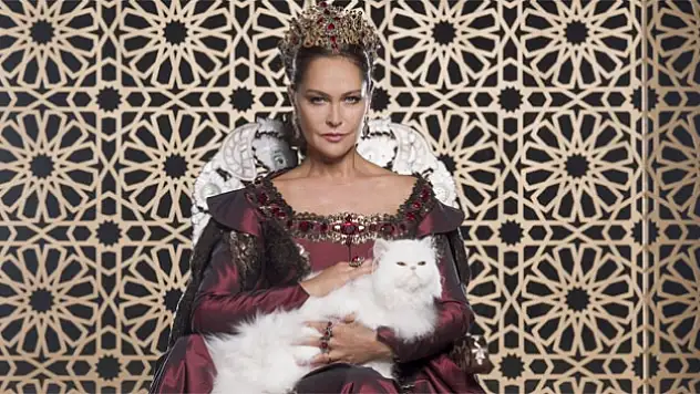 Hülya Avşar ülkeyi terk ediyor