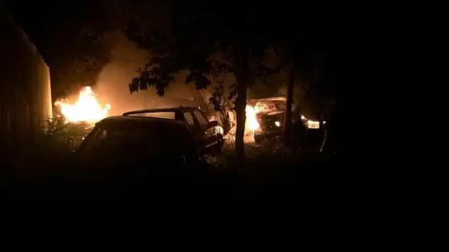 Vanda hasarlı araçların bulunduğu parkta yangın