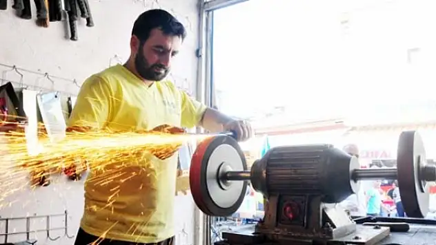 Bıçaklar kurbanlıklar için bilendi