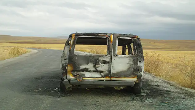 Seyir halindeki araç alev alarak kül oldu