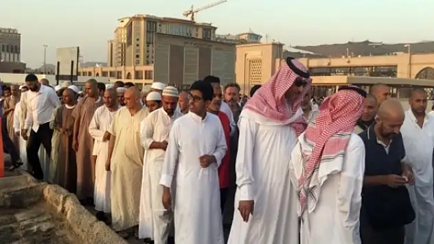 Cennet'ül Baki Kabristanı'na ziyaretçi akını