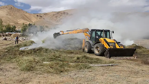 Başkale'de 50 bin bağ ot yandı