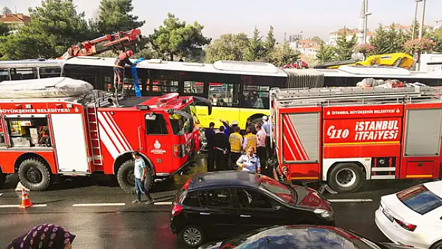 Yoldan çıkan metrobüs tarfikte bekleyen araçlara çarptı