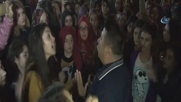 Yurtta kalan kız öğrencilerin eylemi