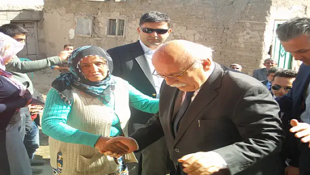 Bakan Avcıdan Muştu  ailesine ziyaret