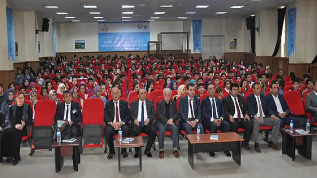  Van'da Örnek Kişilikler Paneli Düzenlendi