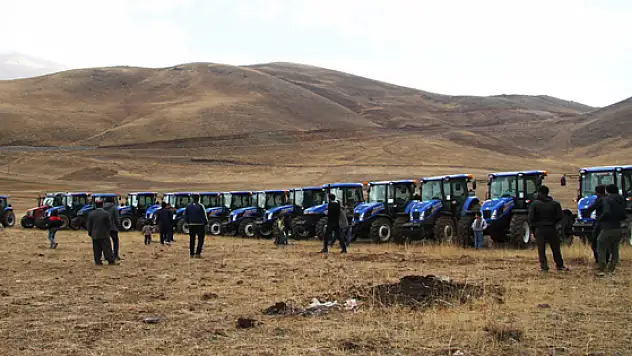 Artos Dağı eteğinde traktör tanıtımı