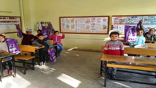 Kavramdan öğrencilere kırtasiye yardımı