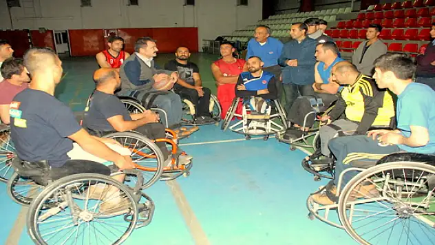 Müdür Ceylaniden basketbol takımına moral ziyareti