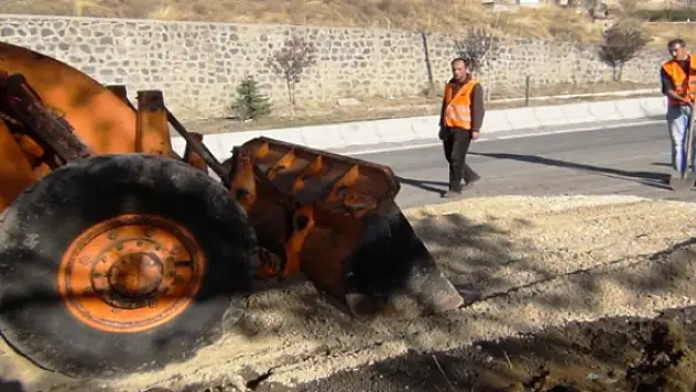 Ercişte patlayıcının tahrip ettiği karayolu onarıldı