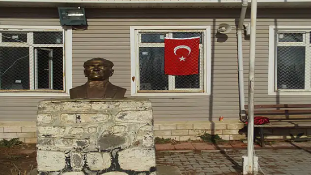 Bayrağa ve Atatürk büstüne çirkin saldırı