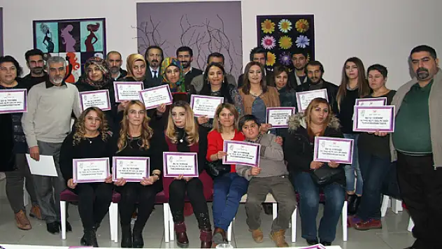 Yaka-Koop'tan berber ve kuaförlere anlamlı plaket
