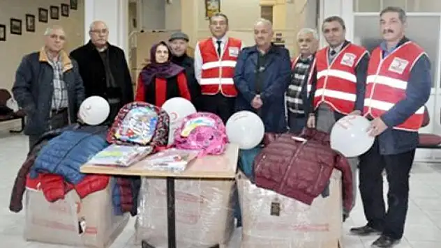 Kızılaydan öğrencilere yardım