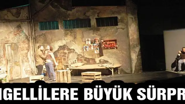 İşaret diliyle tiyatro izlediler 