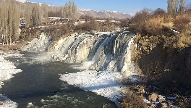 Muradiye Şelalesi kısmen dondu