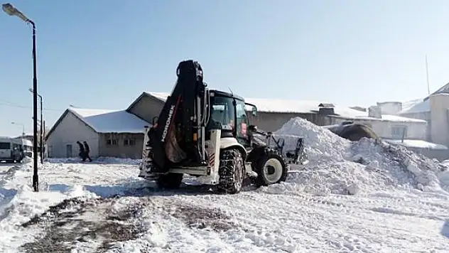 Özalp ilçesinde karla mücadele çalışması