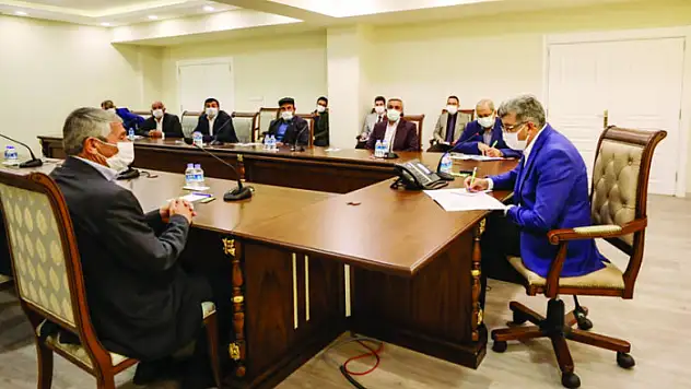 VALİ BİLMEZ, MUHTARLARLA BİR ARAYA GELDİ