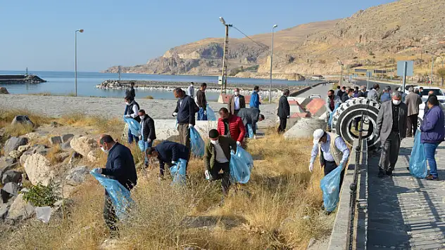 Van Gölü sahilinde temizlik çalışması