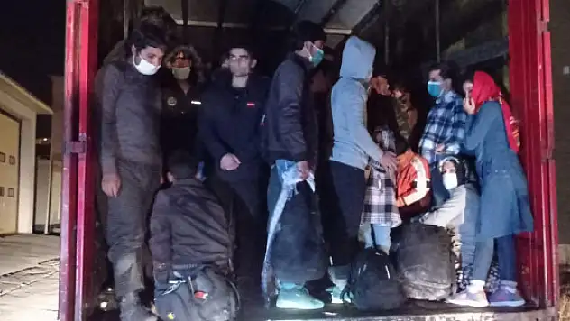 Tırla göçmen kaçakçılığı polise takıldı