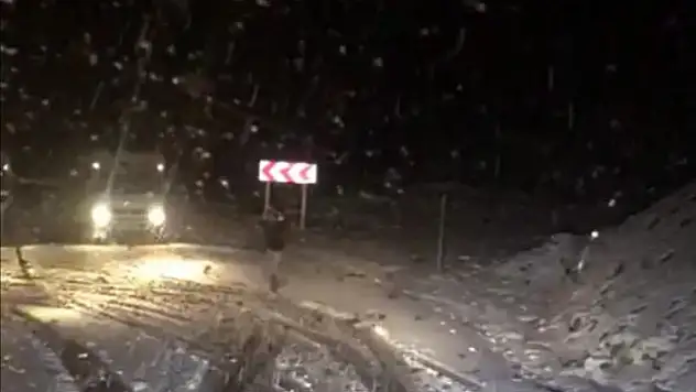 Karapet Geçidi'nde mevsimin ilk karı yağdı