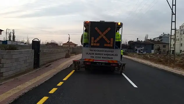 Erciş'te yol çizgi çalışması