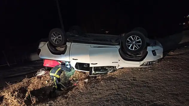 Takla atan kamyonet ters döndü: 4 yaralı