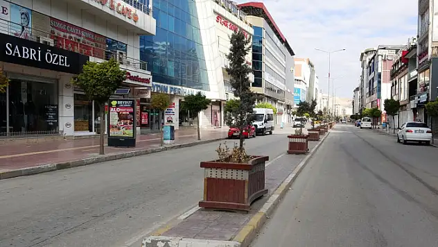 Van'ın cadde ve sokakları boş kaldı