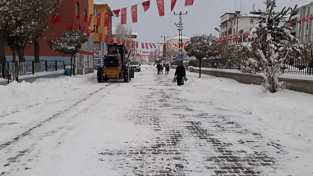 Çaldıran Belediyesi çarşı merkezinde biriken karı temizledi