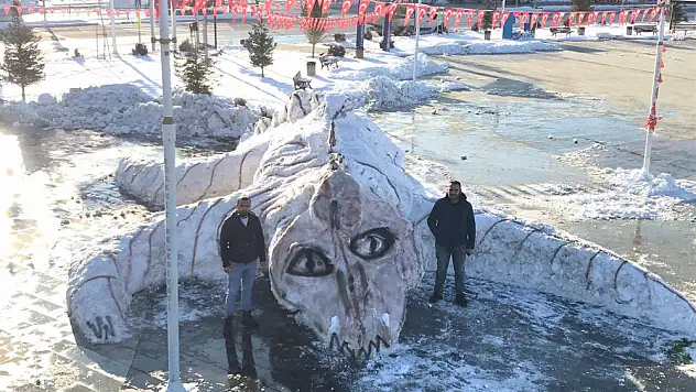 Temizlik işçileri bu kez kardan canavar yaptılar