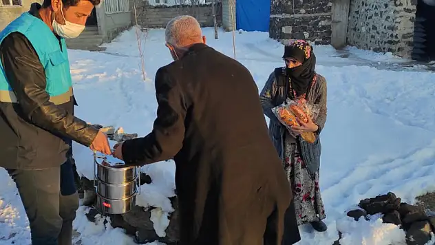 Çaldıran Belediyesi mobil aşevi, her gün 80 faklı yerde bulunan 400 kişiye sıcak yemek dağıtıyor