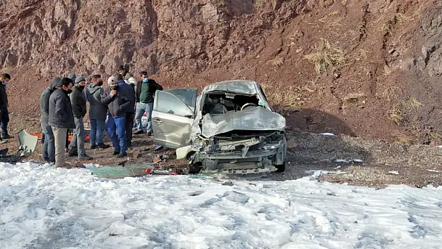 Van-Özalp karayolunda trafik kazası 2 yaralı