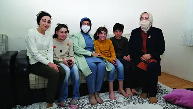 Vali Bilmez'in eşinden depremzede aileye ziyaret