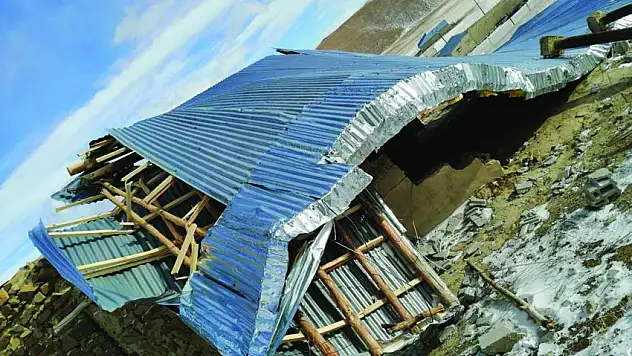 Fırtınanın uçurduğu çatı bir evin üzerine düştü