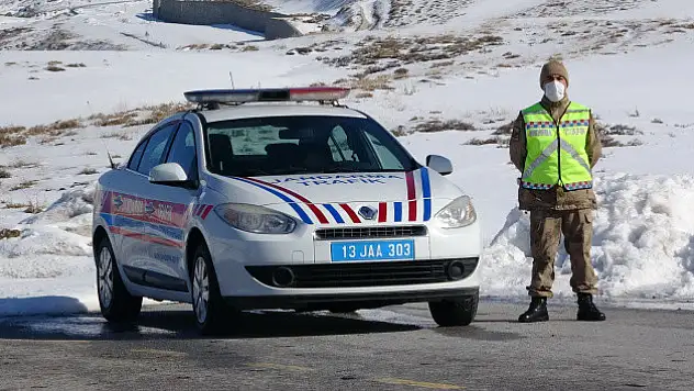 Helikopterin düştüğü köy girişlere kapatıldı