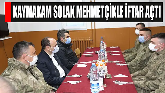 Kaymakam Solak Mehmetçikle iftar açtı