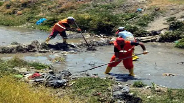 İKİ DEREDEN 100 TON ÇÖP ÇIKARILDI