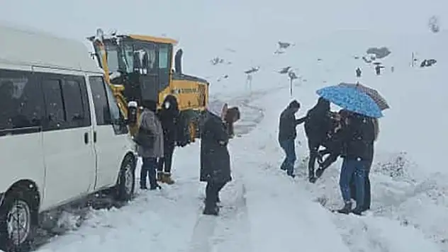 2600 rakımlı bölgede karda mahsur kalan yolcuları belediye ekibi kurtardı