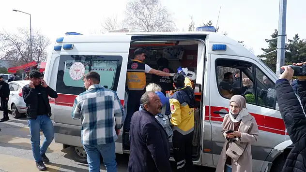 3 Aracın karıştığı trafik kazasında 14 kişi yaralandı.