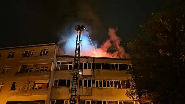 4 katlı binanın çatısı alev alev yandı: Vatandaşlar tahliye edildi