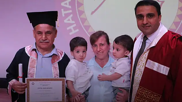 63 yaşındaki İsmail amca, 8. üniversite diplomasını bir buçuk yaşındaki ikiz evlatlarıyla aldı