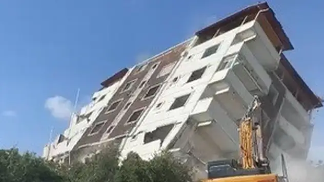 7 katlı bina yerle bir oldu