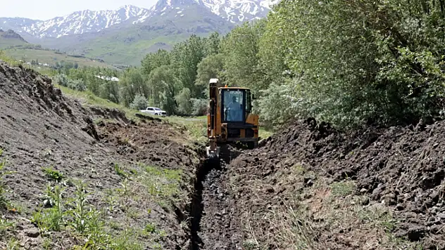 70 yıldır kürekle açılan toprak kanala Büyükşehir el attı