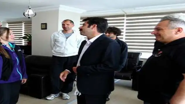 Dünya  Rekortmeninden Bekir Kaya'ya ziyaret