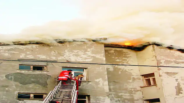 TARİHİ YAPIDA ŞÜPHELİ YANGIN