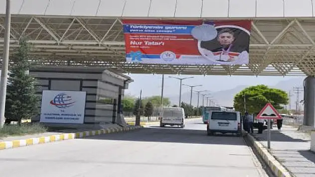 OLİMPİYAT  SEVİNCİ  PANKARTLARDA