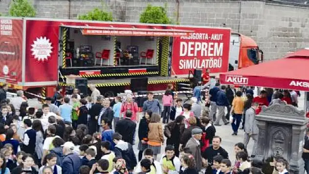 VAN DEPREMİ HALA SICAKLIĞINI KORUYOR