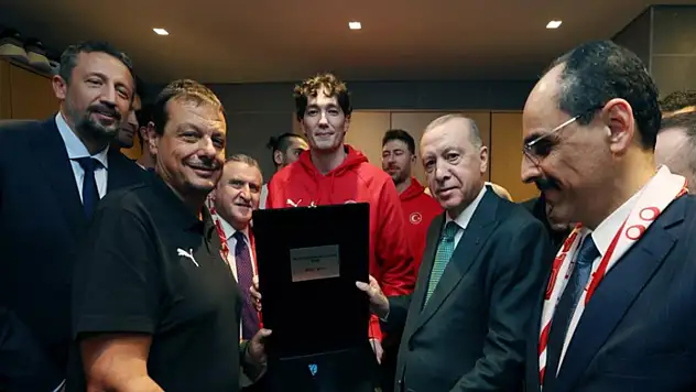 A Milli Erkek Basketbol Takımı, ikincilik madalyasını Cumhurbaşkanı Erdoğan'a takdim etti