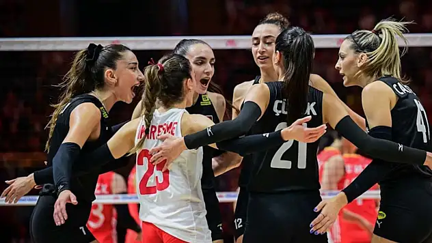 A Milli Kadın Voleybol Takımı'ndan 4'te 4