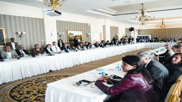 AB İLİŞKİLERİNE VAN AYARI